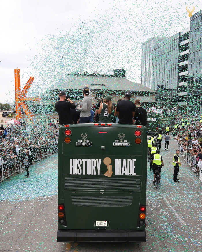 关于密尔沃基雄鹿训练开放日，窗口期队长鼓劲引欢呼，德国杯在即，控场能力受关注的信息