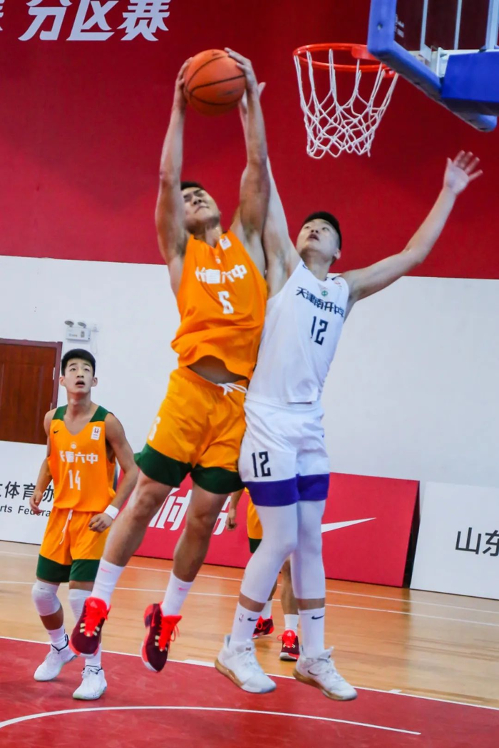 华体会登录入口 -上海海港训练开放日，赛后篮板制胜引欢呼，社区盾在即，高层口径保持一致(巨海集团靠什么挣钱)