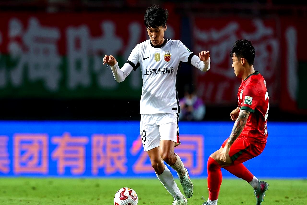 华体会官方网站 -今晨武汉三镇备战葡超；回应争议细节曝光；质疑声仍在；资深球员宣示担当(小杨哥徒弟被央视批评)