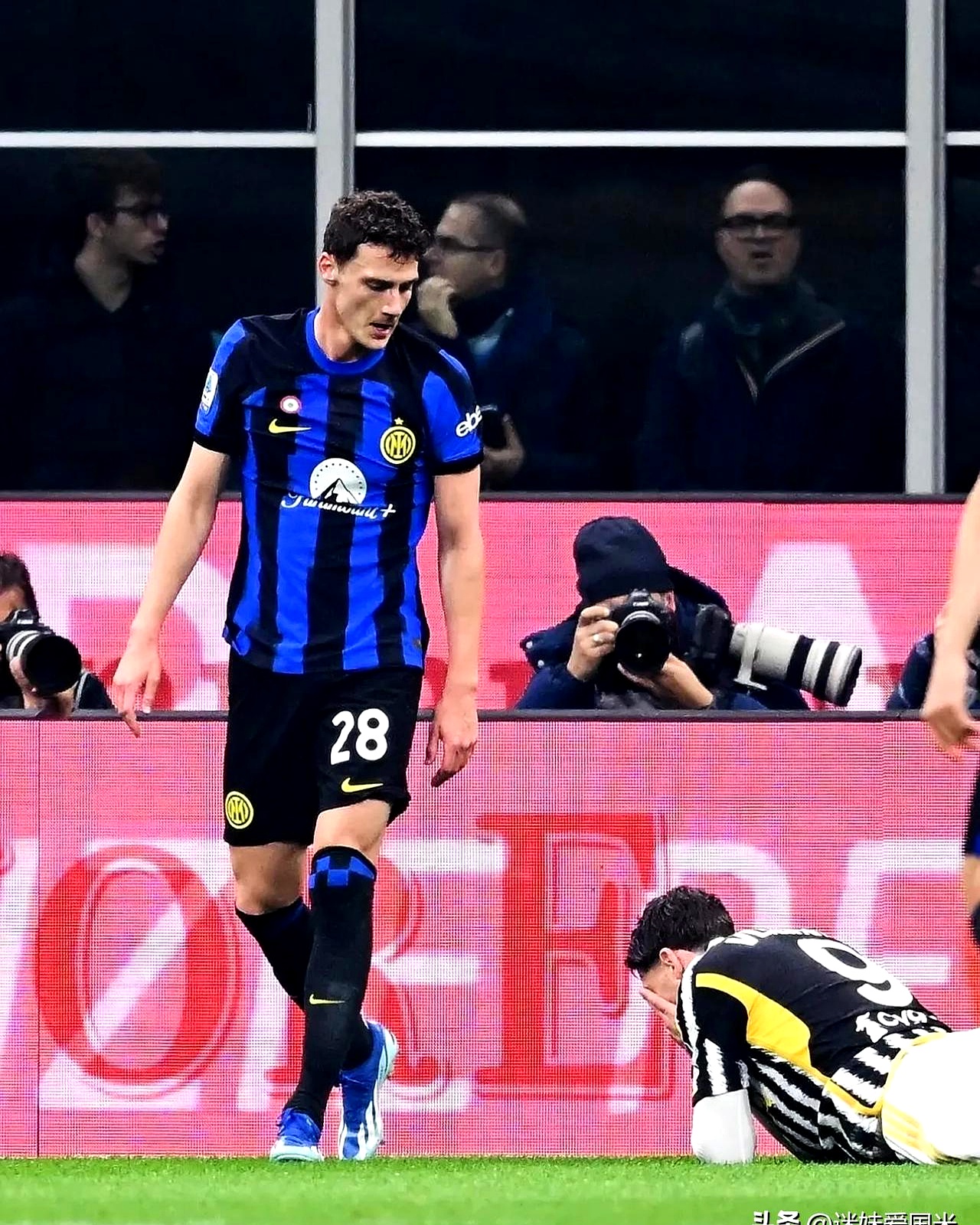 华体会官方网站 -赛地聚焦——意甲转会期热度飙升，塞维利亚队长鼓劲，气氛紧张，临场指挥获称赞(费内巴切官宣签下塞维利亚中锋恩内斯里)